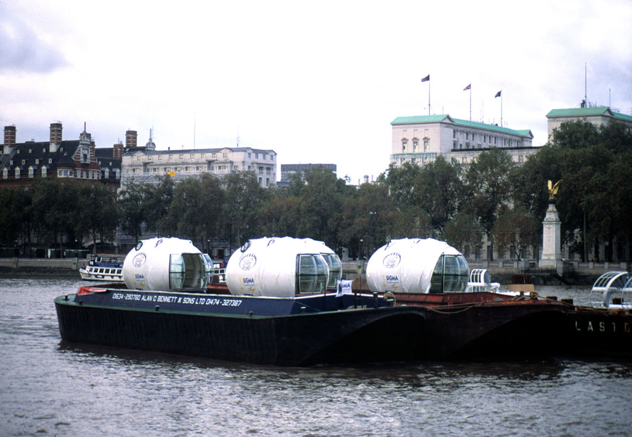 Capsules transit on the River Thames - The London Eye by Marks Barfield Architects