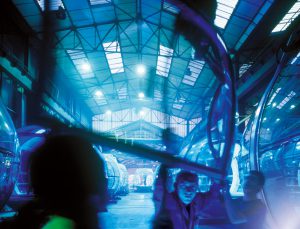 Stigma factory workers carrying a glass section for capsule - The London Eye by Marks Barfield Architects