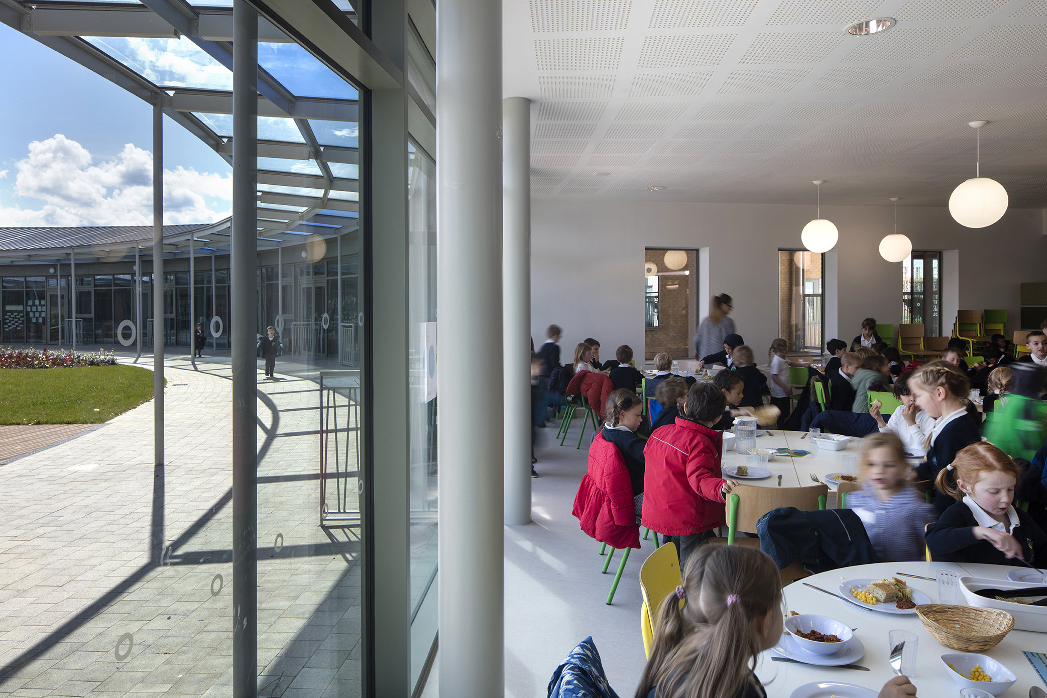 dinning - University of Cambridge Primary School by Marks Barfield Architects